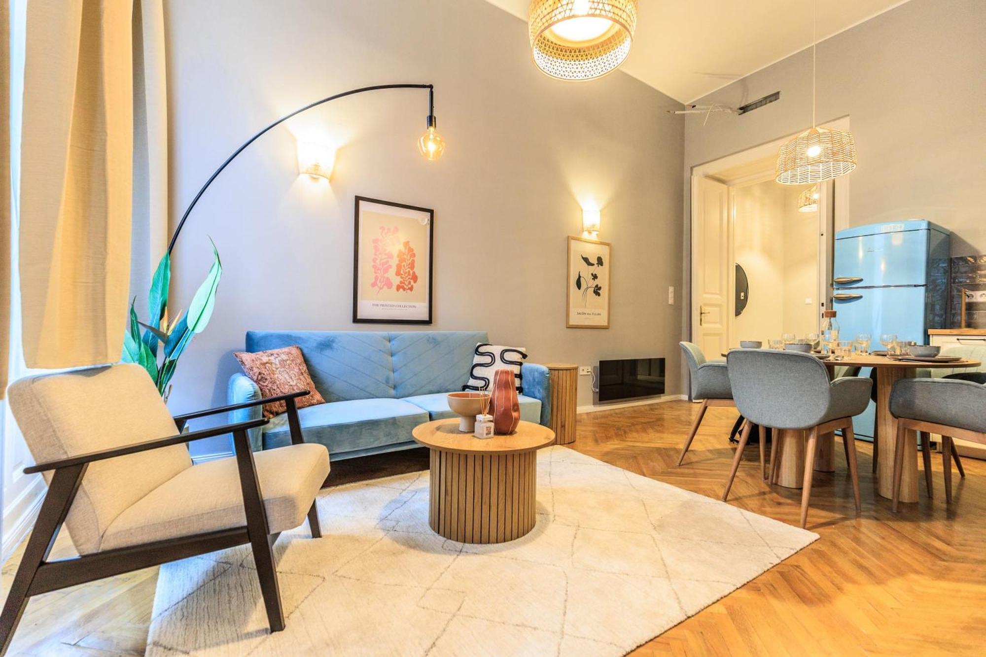 Designer 2 Bedroom Flat Apartment *