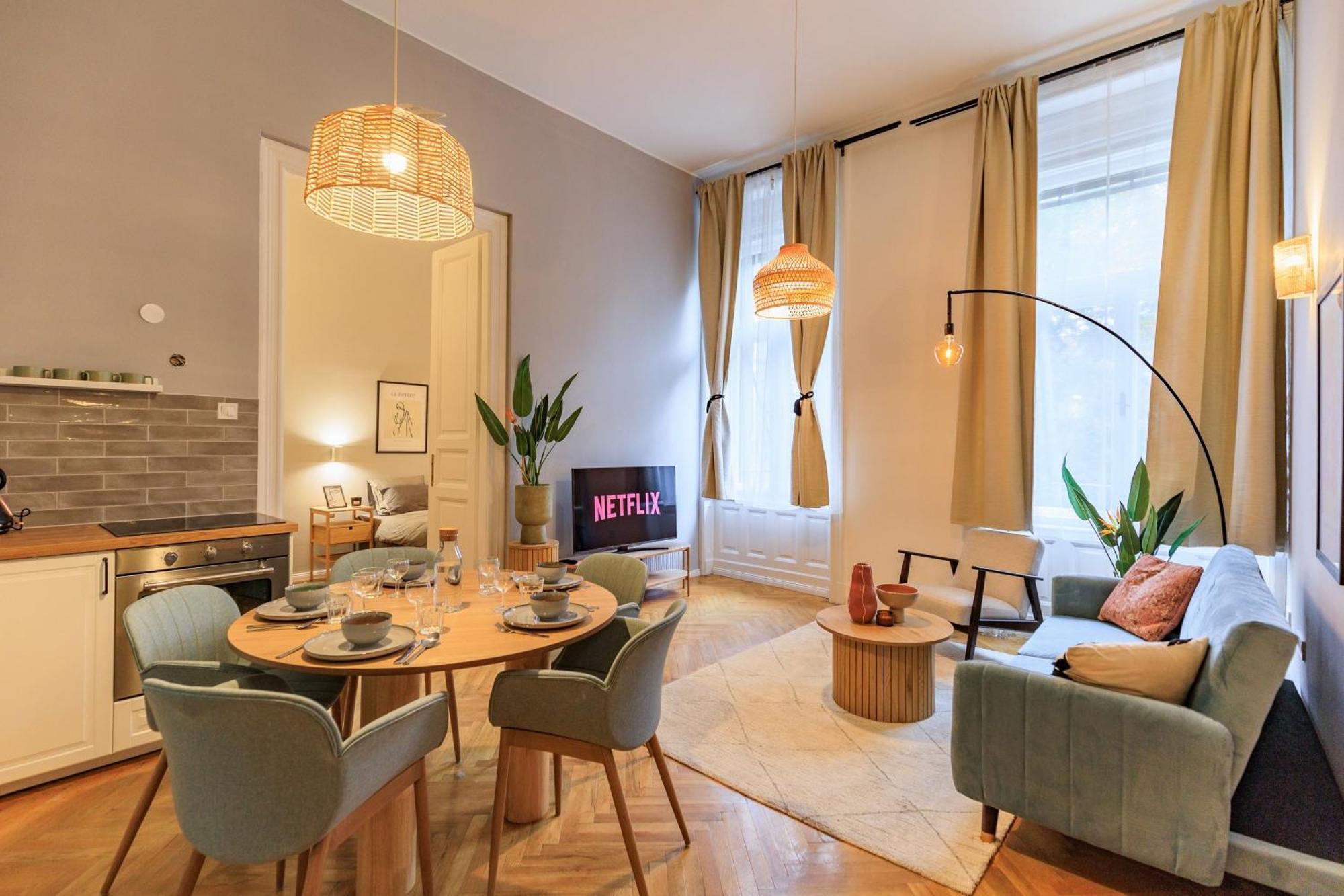 Designer 2 Bedroom Flat Apartment *